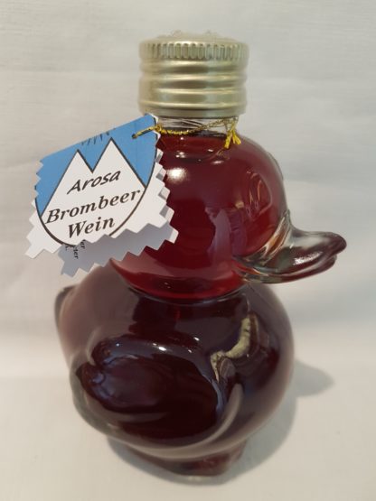 Brombeerwein in Entenflasche
